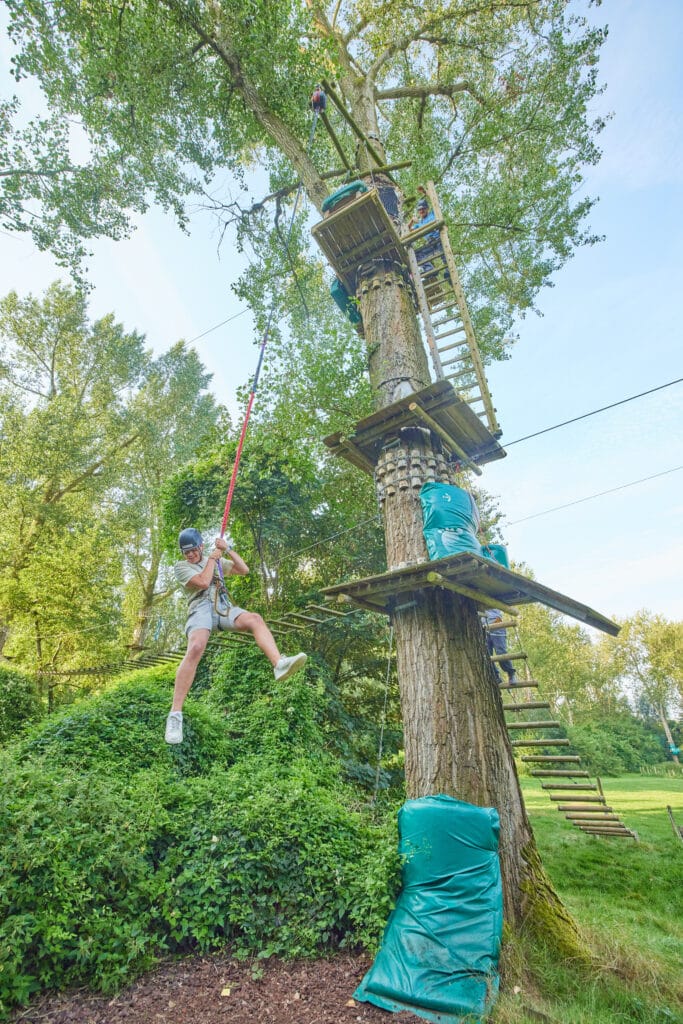 Man bereidt zich voor op het landen na het springen met de Quickflight.